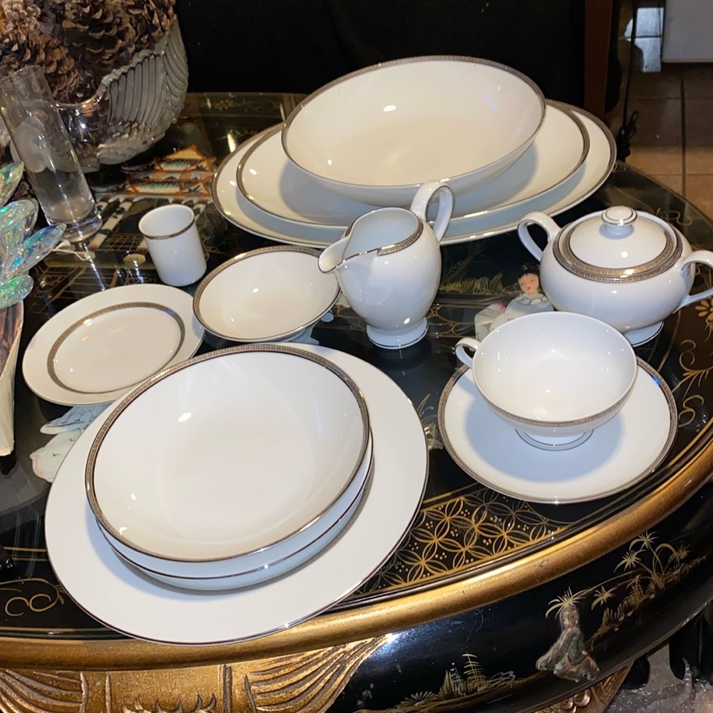 Treasure Chest CHARM Fine China Germany 61 peace Plate Setting + serving plates